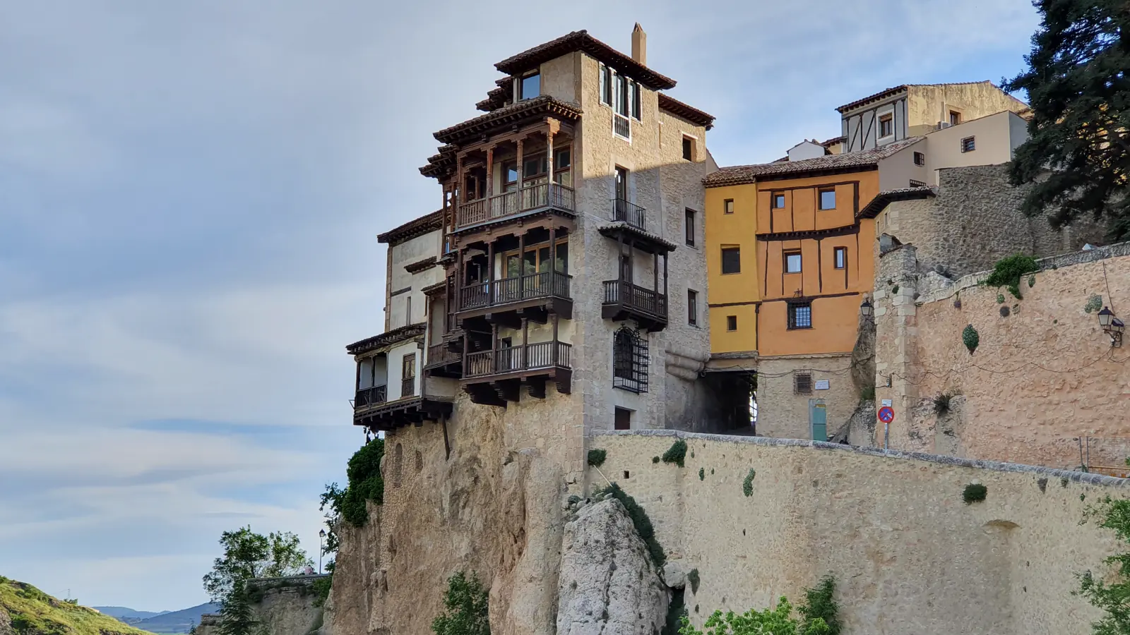 Detalle de las Casas Colgadas con sus balcones de madera sobre el acantilado