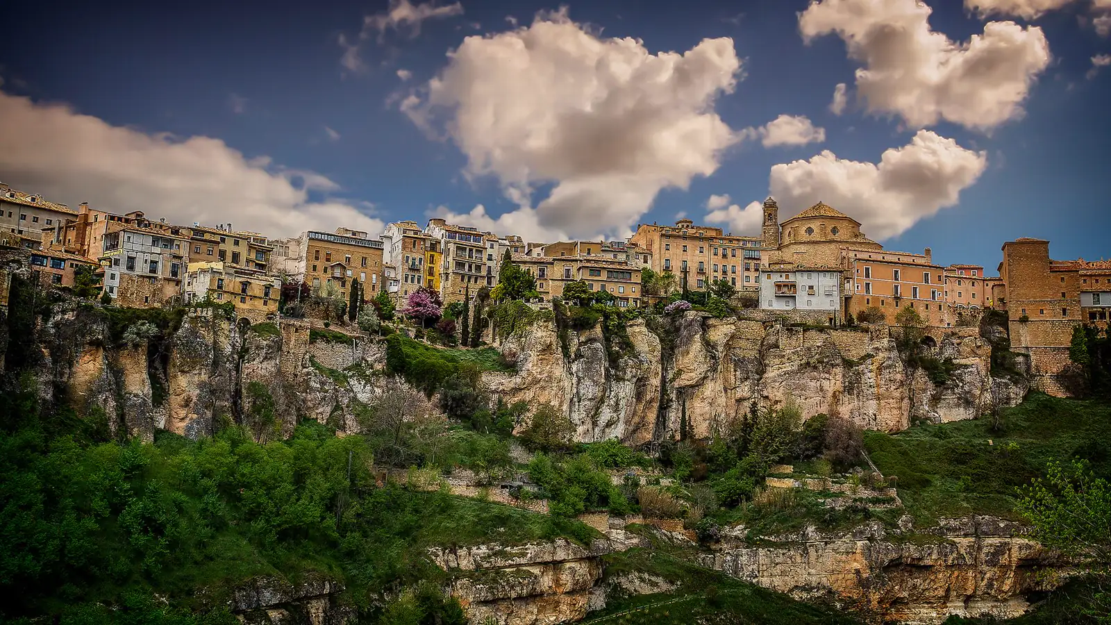 Panorámica de Cuenca sobre la garganta, con un cielo de nubes dramáticas