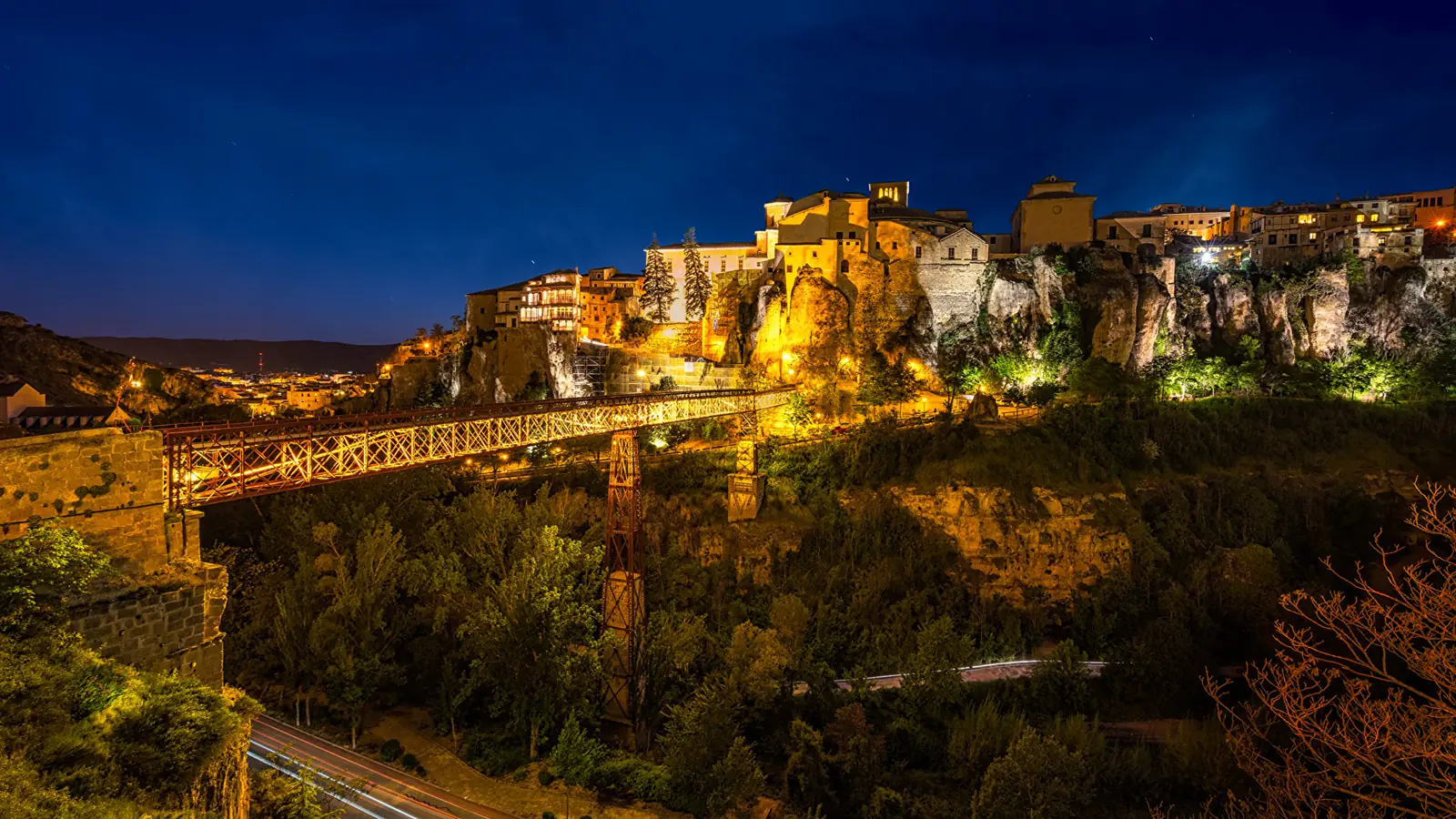 El puente de San Pablo y el casco de Cuenca iluminados en la noche